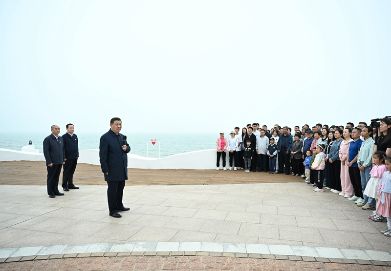 5月22日至24日，中共中央总书记、国家主席、中央军委主席习近平在山东考察。这是22日下午，习近平在日照市阳光海岸绿道同市民和游客亲切交流。