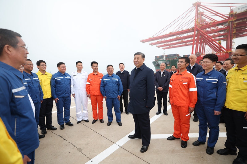 5月22日至24日，中共中央总书记、国家主席、中央军委主席习近平在山东考察。这是22日下午，习近平在日照港亲切慰问港口科技工作者、运营人员、航运人员。