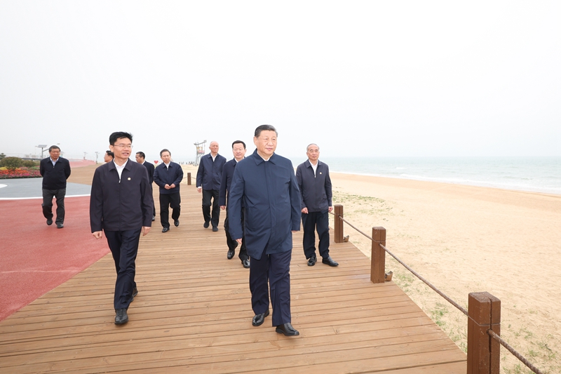 5月22日至24日，中共中央总书记、国家主席、中央军委主席习近平在山东考察。这是22日下午，习近平在日照市阳光海岸绿道考察。