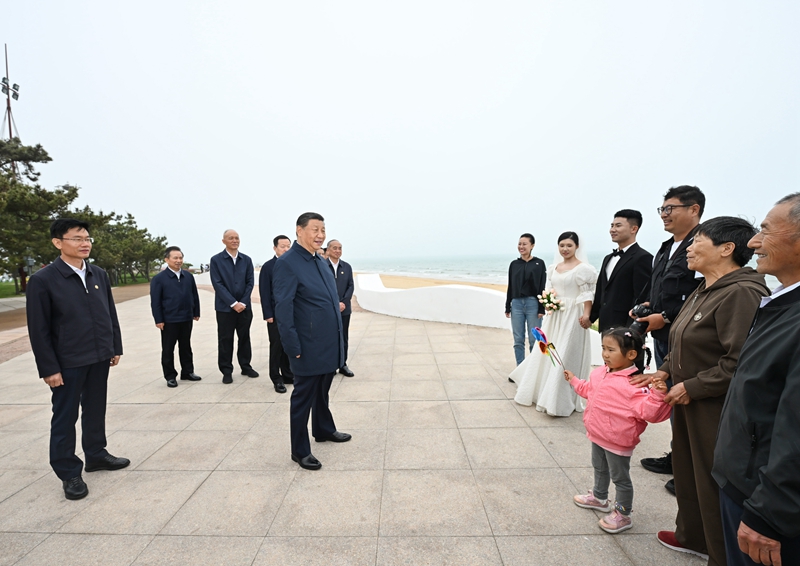 5月22日至24日，中共中央总书记、国家主席、中央军委主席习近平在山东考察。这是22日下午，习近平在日照市阳光海岸绿道同市民亲切交流。